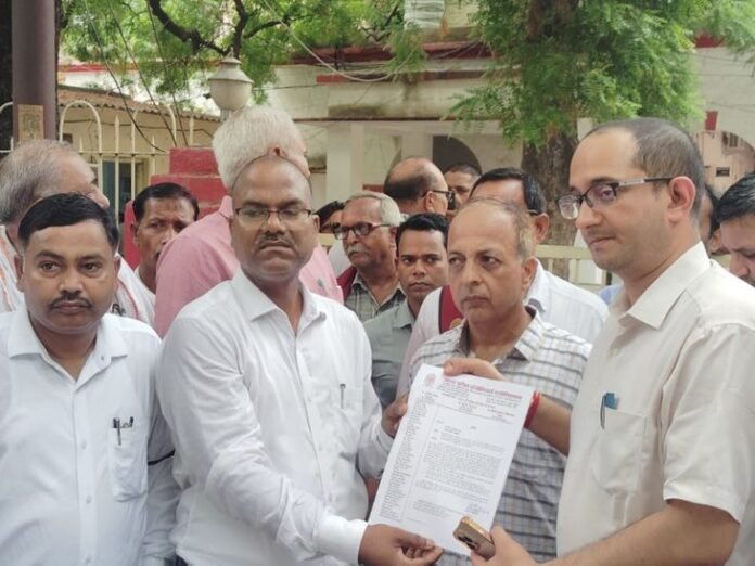 आजमगढ़ DM पर अभियंताओं का विरोध:  अधिशासी अभियंता से बदसलूकी का आरोप, इंजीनियर्स एसोसिएशन ने की कार्रवाई की मांग - Mirzapur News