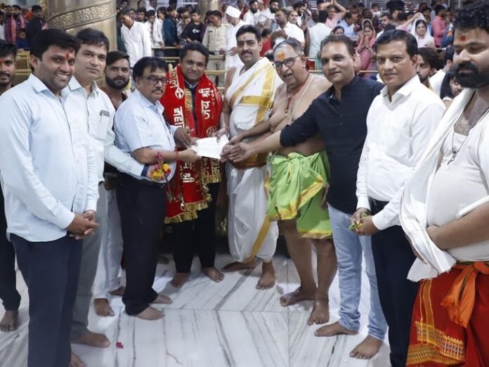 इंदौर के अस्पताल के सीईओ ने महाकाल को दिया दान:  पुजारी की प्रेरणा से दिया 2 लाख का चेक, मंदिर समिति ने किया सम्मान - Ujjain News