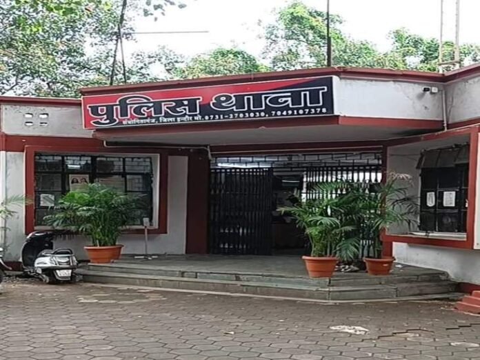इंदौर थाने के कुएं में गिरे बावर्ची, एसीपी के रीडर:  पुलिसकर्मियों ने रस्सी डालकर बचाया; अस्पताल से मिली छुट्टी - Indore News