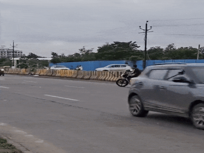 इंदौर बाईपास पर कट से बढ़ी एक्सीडेंट की घटनाएं:  टू व्हिलर लेकर अचानक सामने आ जाते हैं वाहन चालक; रॉन्ग साइड से कर रहे आवागमन - Indore News