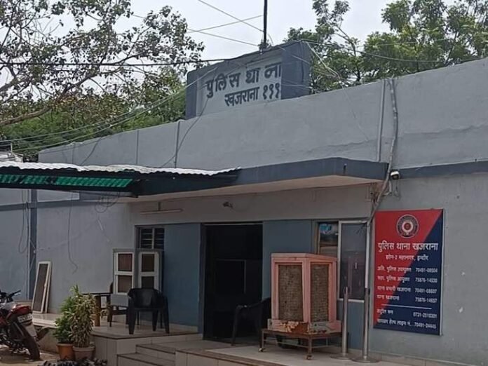इंदौर में तीन बदमाशों ने बाइक सवार से रुपए छीने:  पिता को फोन कर कहा- बेटे ने एक्सीडेंट किया है, रुपए देने होंगे, मारपीट भी की - Indore News