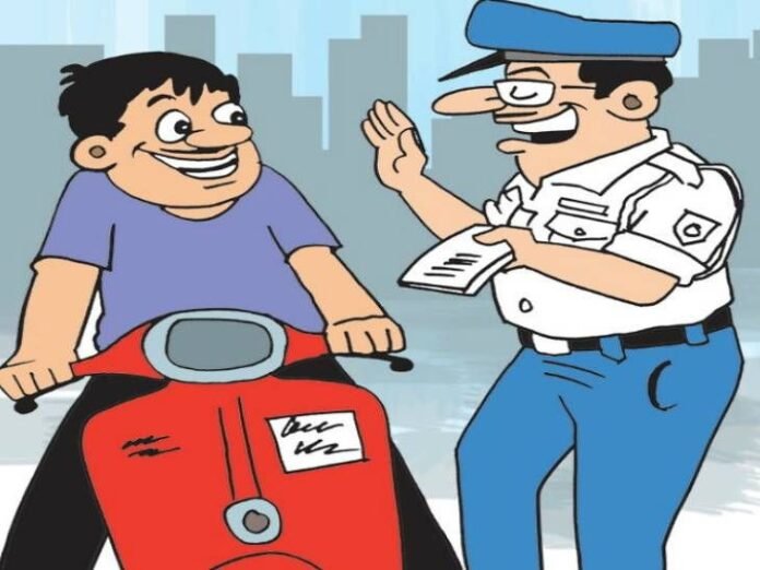 इंदौर में मोबाइल पर बात करते बाइक सवार को रोका:  सिस्टम में चेक किया तो निकले 22 चालान; 7 मौके पर भरवाए - Indore News