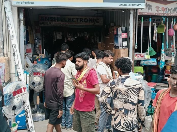 इलेक्ट्रॉनिक दुकान से 20 हजार के सामान की चोरी:  भुरकुंडा में तीन चोरों में से एक पकड़ा गया, स्कूटी भी किया जब्त - Ramgarh (Jharkhand) News