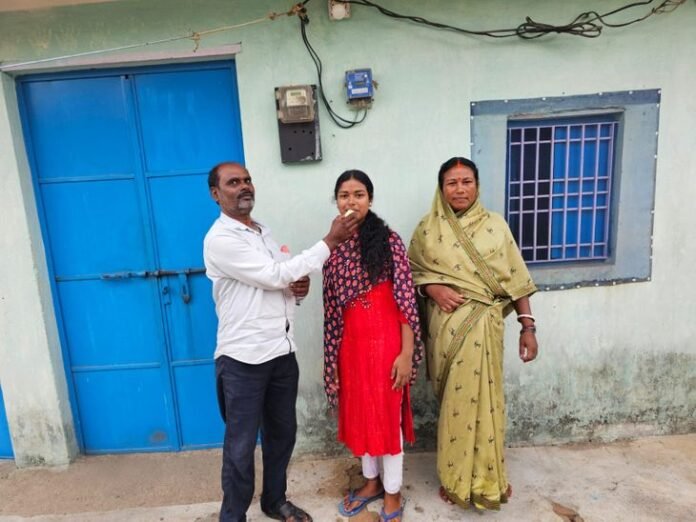 उग्रवाद प्रभावित गांव की बेटी ने रचा इतिहास:  बिना बिजली-सड़क वाले शेरगढ़ा की उषा रानी ने 463 अंक से किया जिला टॉप - latehar News