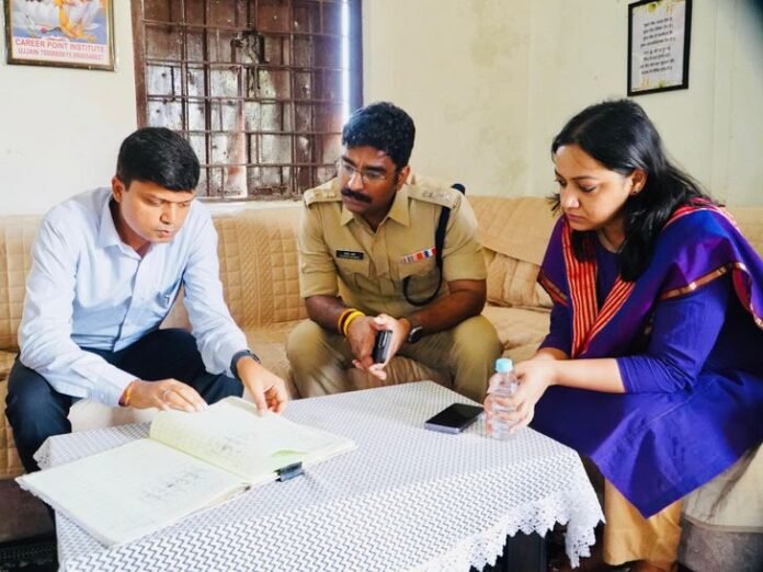 उज्जैन में स्कूल खुलते ही पहुंचे कलेक्टर-एसपी:  चेक की उपस्थिति, शिक्षकों को बायोमैट्रिक अटेंडेंस के दिए निर्देश - Ujjain News