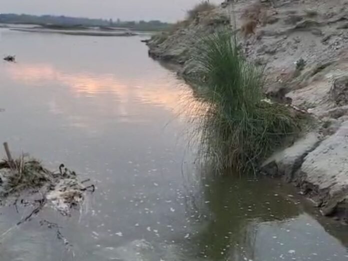 उन्नाव के चंदन घाट पर स्नान पर रोक:  गंगा का जलस्तर बदलने से मिट्टी धंस रही, घाट का हिस्सा अस्थिर - Unnao News