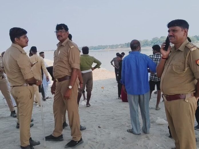 उन्नाव में गंगा स्नान के दौरान दो किशोर डूबे:  एक का शव मिला, दूसरे की तलाश जारी; गोताखोर आज करेंगे खोजबीन - Unnao News