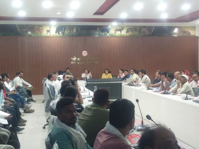 उमरिया जिला पंचायत में 7 सचिव सस्पेंड:  खराब कार्य प्रगति पर एक्शन; उपयंत्री और रोजगार सहायकों को नोटिस - Umaria News