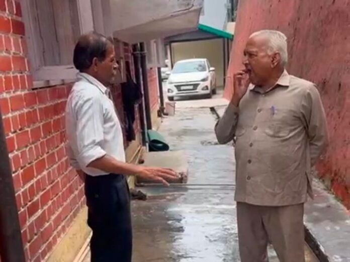 एक्सईएन आवास पर घरेलू काम करते मिले सरकारी कर्मचारी:  देहरा में पूर्व कैबिनेट मंत्री पहुंचे, बोले- सरकारी धन का दुरुपयोग, सीएम से शिकायत - Dehra News