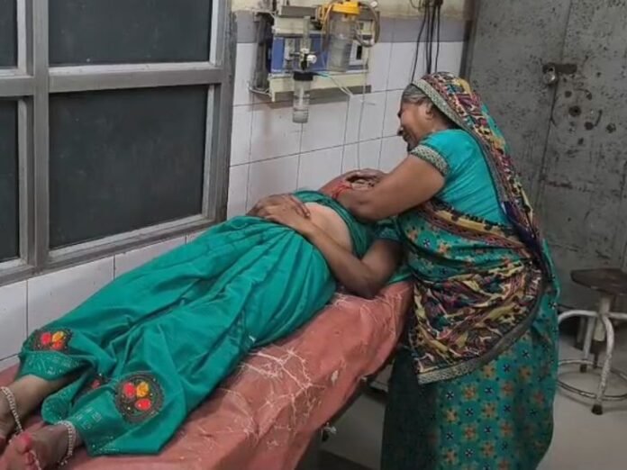 एटा में बाइक से गिरी महिला:  दावत से लौटते समय हुआ हादसा, मौके पर मौत, पोस्टमार्टम के लिए भेजा शव - Etah News