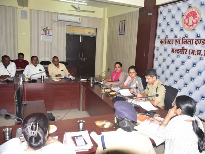 एट्रोसिटी एक्ट के मामलों में जल्द कार्रवाई के निर्देश:  कलेक्टर ने कहा- मेडिकल रिपोर्ट में देरी न हो, 2 साल पुराने केस तुरंत निपटाएं - Mandsaur News
