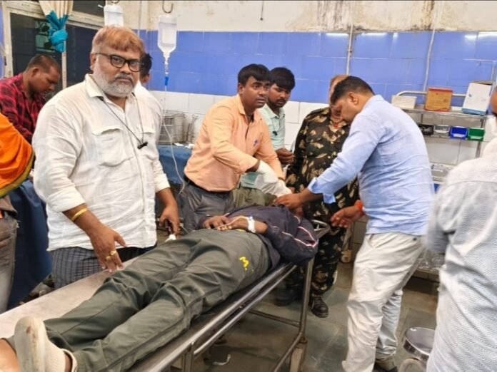 औरंगाबाद में सड़क किनारे खड़ी ट्रक से टकराई बाइक:  हादसे में मां और बेटा घायल, हायर सेंटर रेफर; सामान खरीदकर देर रात शहर से लौट रहे थे - Aurangabad (Bihar) News