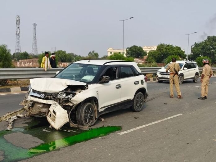 औरैया में राहगीर को बचाने में कार-बाइक की टक्कर:  दंपती और बाइक सवार घायल, जिला अस्पताल रेफर - Auraiya News