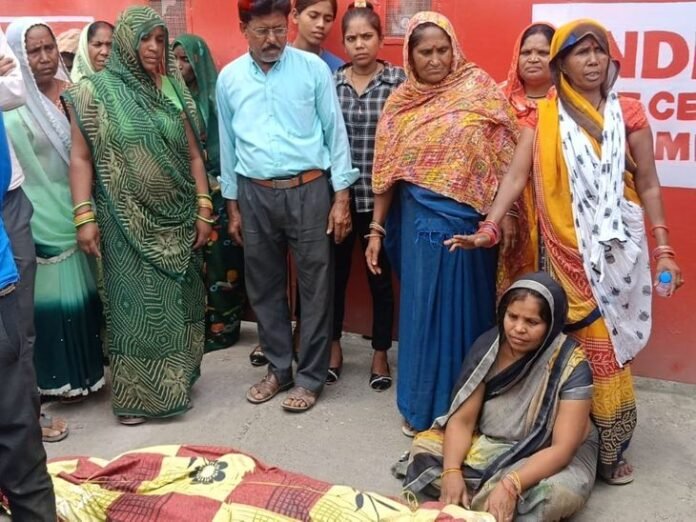 कटनी के कैमोर एसीसी प्लांट में ठेका श्रमिक की मौत:  परिजनों ने शव रखकर किया प्रदर्शन, 5 लाख मुआवजे और नौकरी की मांग - Katni News