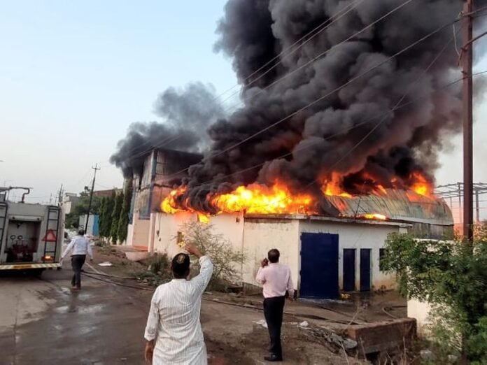 कटनी में प्लास्टिक गोदाम में लगी आग:  पास की थर्माकोल फैक्ट्री भी जली, लाखों का नुकसान; काबू पाने प्रयास जारी - Katni News