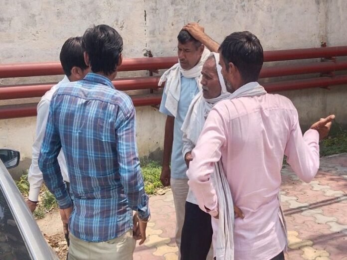 करनाल सड़क हादसे में यूपी के व्यक्ति की मौत:  बैक करते ट्रैक्टर-ट्रॉली ने दीवार से दबाया, अस्पताल में तोड़ा दम,भाई ने लगाया लापरवाही का आरोप - Karnal News