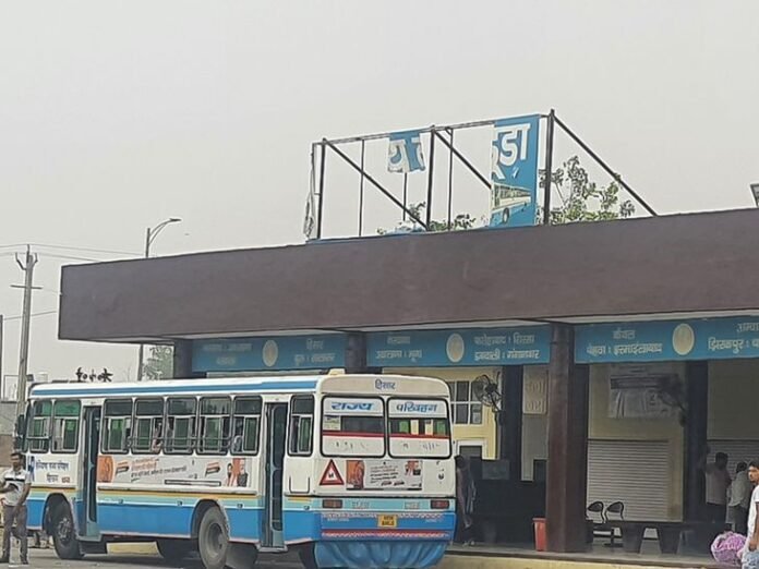 कलायत में बस स्टैंड पर लगे साइन बोर्ड फटे:  आंधी-तूफान से भारी नुकसान, यात्रियों को पहचान करने में परेशानी - Kalayat News