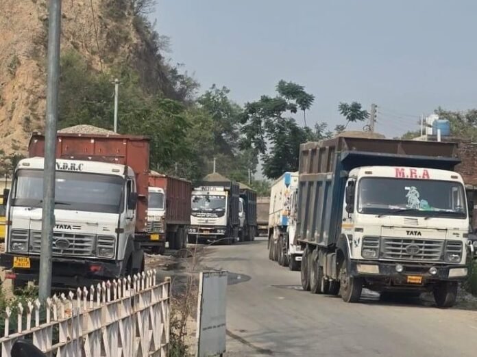 कांगड़ा में 24 गाड़ियां जब्त:  अवैध खनिज पदार्थ भरकर ले जा रहे थे ड्राइवर, संवेदनशील इलाकों से लाए - Dharamshala News