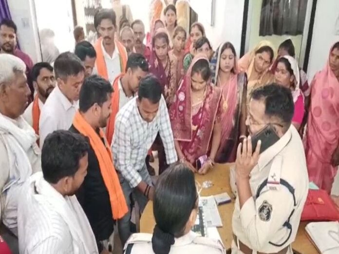 कांग्रेस नेता ने महिला के घर की सीढ़ी तुड़वाई:  सरपंच-प्रतिनिधियों को गाली दी, पंचायत के काम में दखल का आरोप; केस दर्ज - Bilaspur (Chhattisgarh) News