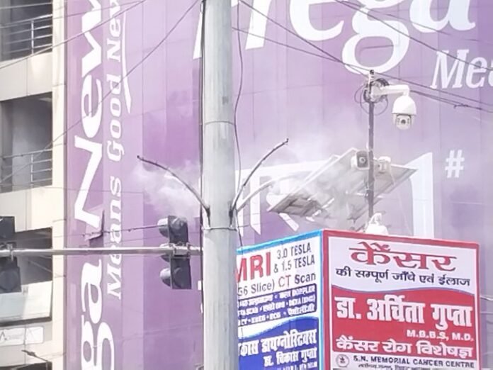 कानपुर में चौराहों पर पानी का फ़ौवारा:  10 प्रमुख चौराहों पर लगाए वॉटर स्प्रिंकलर, टाटमिल चौराहे पर लोगों को गर्मी से राहत,चौराहे से चारो तरफ 500 मीटर तक ठंडी - Kanpur News