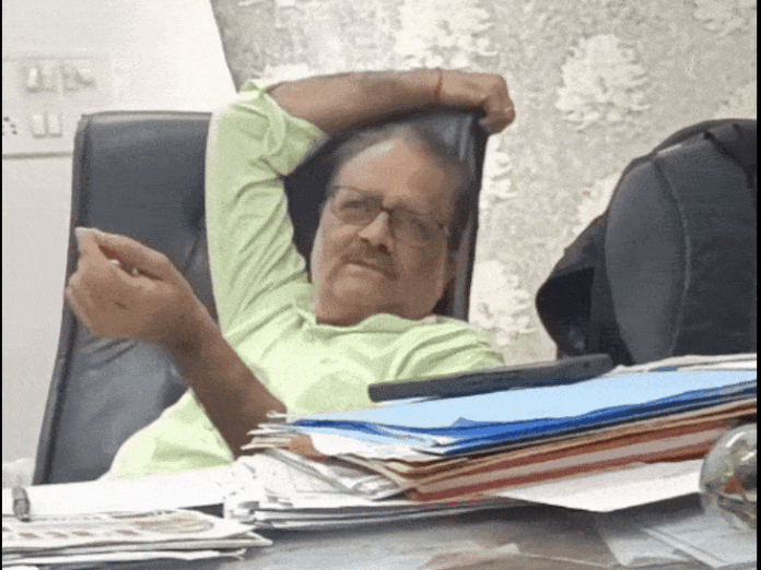 कार्यपालन यंत्री बोला- प्रकरण कोई हो अधिकारियों को माल चाहिए:  शिकायतकर्ता को सिस्टम में भ्रष्टाचार से चीजें रफा-दफा होना बताया; फर्जी डिग्री शिकायत वापस लेने कहा - Rewa News