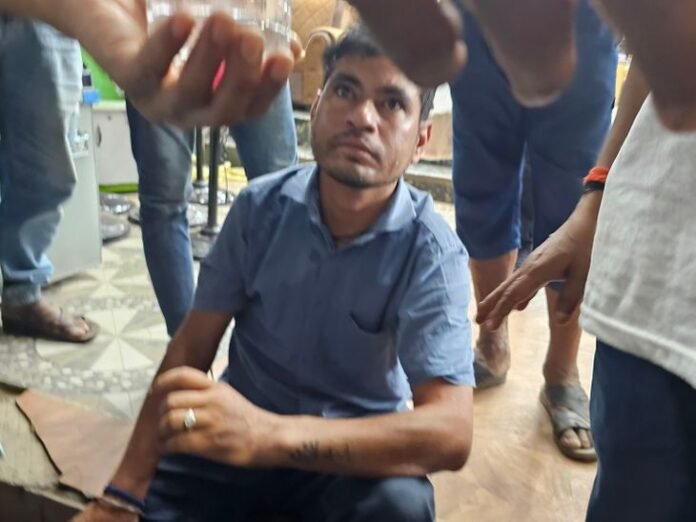 कार अंदर से लॉक कर सो गया शराबी लैब टेक्नीशियन:  पेंड्रा के मुख्य चौराहे पर यातायात हुआ बाधित; पुलिस ने शीशा तोड़कर निकाला; थाने भेजा - Gaurela News