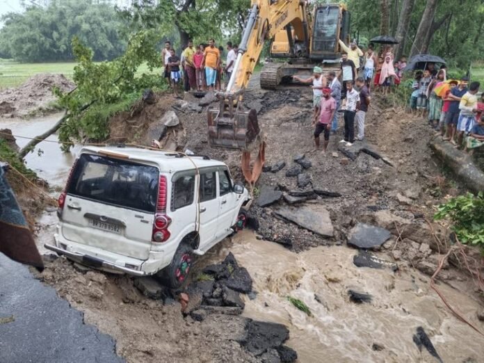किशनगंज में पहली बारिश में ही एक्सप्रेस-वे क्षतिग्रस्त:  हजारों लोगों का जिला मुख्यालय से संपर्क टूटा, खाई में गिरी स्कॉर्पियो - Kishanganj (Bihar) News