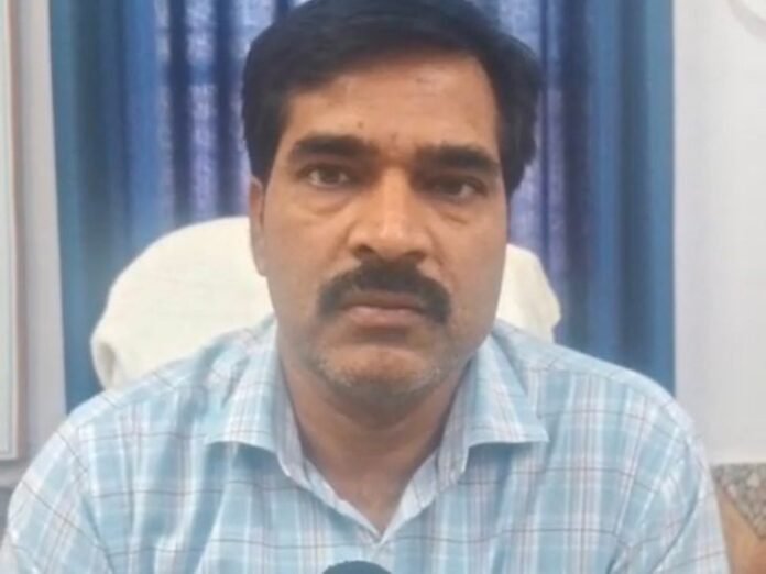 किसानों को जोत के हिसाब से मिलेगा उर्वरक:  अधिक कीमत या जमाखोरी पर होगी कार्रवाई, जिला कृषि अधिकारी ने दी जानकारी - Mau News