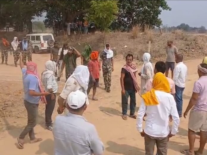 किसानों ने रोका एनएच 139 बाईपास निर्माण का कार्य:  10 जुलाई तक मुआवजा देने के आश्वासन पर बनी सहमति, 5 घंटे तक बाधित रहा कार्य - Aurangabad (Bihar) News