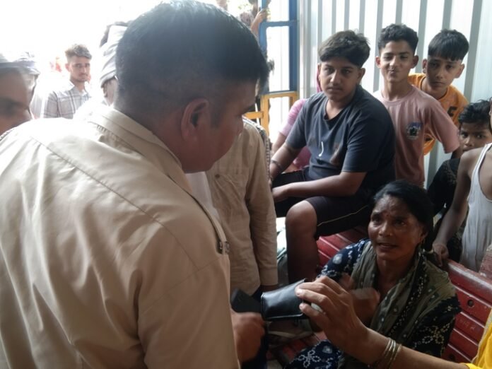 कैथल के कलायत में महिला से चेन छीनी, FIR:  श्रद्धालुओं ने स्नेचर महिला को पकड़ा, कपिल मुनि मंदिर में गई थी माथा टेकने - Kaithal News