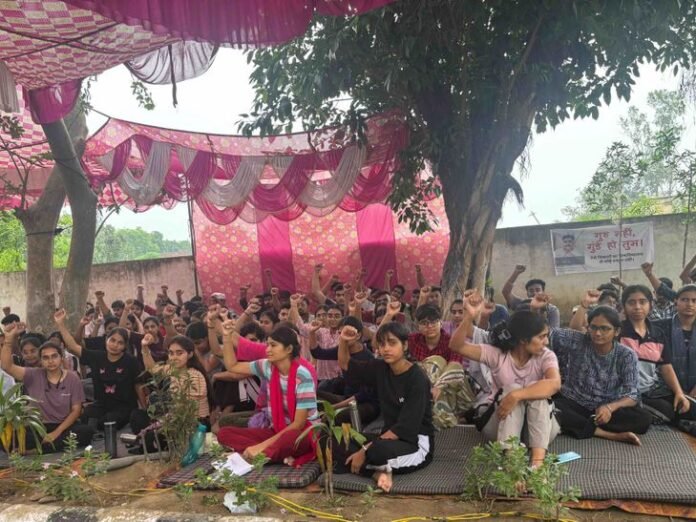 कैथल के कौल एग्रीकल्चर कॉलेज में छात्रों का विरोध:  हॉस्टल की खस्ता हालत से लेकर वार्डन के व्यवहार तक की शिकायत, परीक्षा का बहिष्कार - Kaithal News