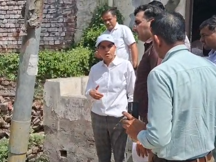कैथल में डीसी ने किया बरसाती नालों का निरीक्षण:  कई जगह कवर मिले नाले, डीसी बोली- मानसून से पहले हो सफाई - Kaithal News