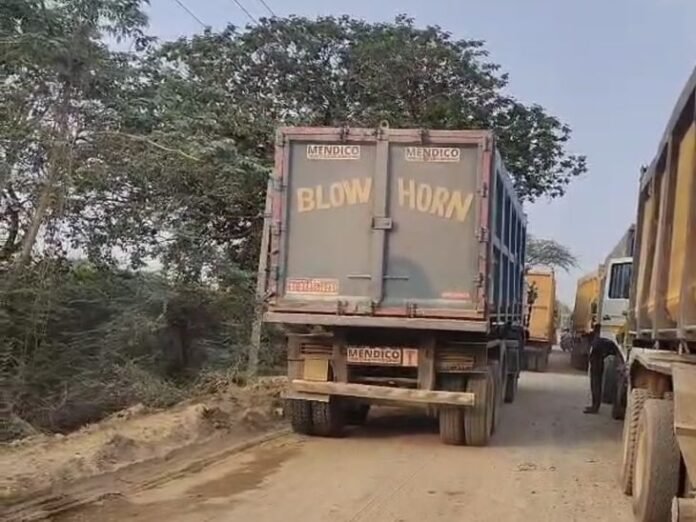कोटरा में मौरम से भरा ट्रक बीच सड़क पर खराब:  झांसी मार्ग पर घंटों लगा रहा किलोमीटर लंबा जाम, सैकड़ों यात्री परेशान - Jalaun News