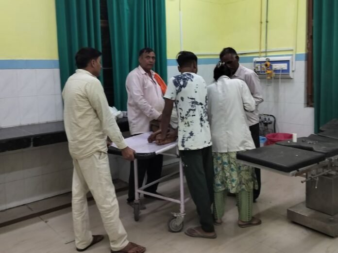खंडासा में छुट्‌टा गाय के हमले से बुजुर्ग घायल:  सिर में आई गंभीर चोट, मेडिकल कॉलेज के लिए रेफर - Ayodhya News