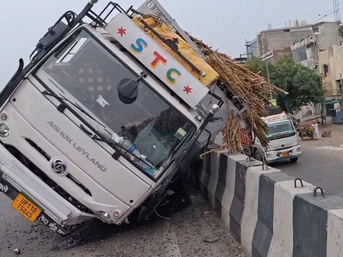 खन्ना में गन्ने से भरा ट्रक पलटा, ड्राइवर घायल:  सहारनपुर से आ रहा था, टायर फटने से बिगड़ा संतुलन - Khanna News