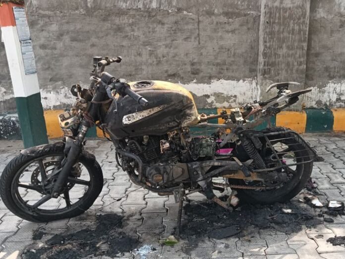 खन्ना में चलती बाइक में लगी आग:  युवक ने कूदकर बचाई जान, दोस्त से आया था मिलने - Khanna News