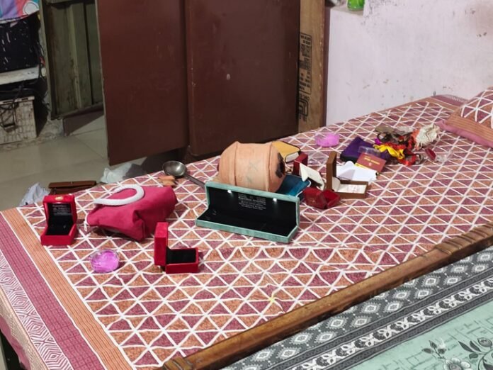 खाटूश्याम गया रेवाड़ी का परिवार, ताला तोड़ घर में चोरी:  कैश व जेवर ले गए चोर, पंचायत विभाग में अकाउंटेंट, दृष्टि दिव्यांग है दपंति - Rewari News