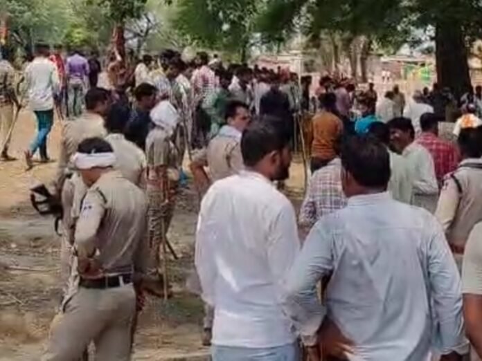 खेत जोतने गए लोगों को मारा, विरोध में लाठी-डंडा लाए:  विवाद रोकने चार जगह की पुलिस पहुंची; मंदिर की जमीन पर कब्जे का विवाद - Sagar News