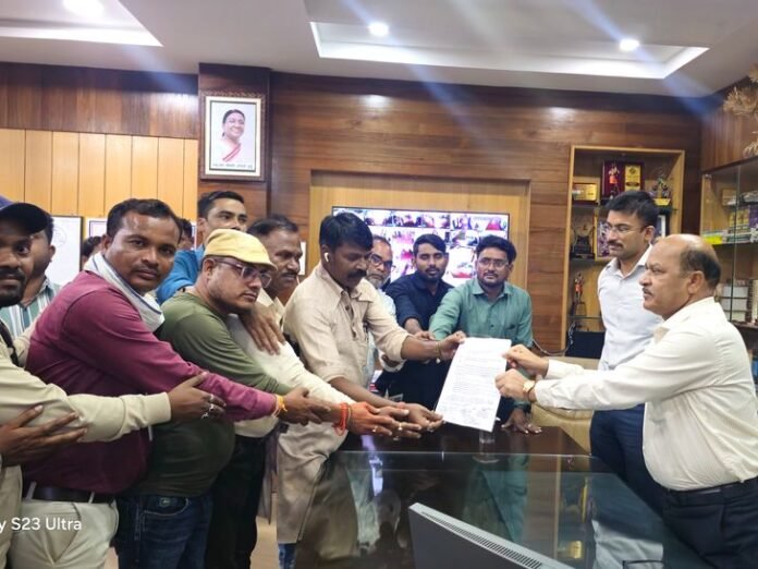 गरियाबंद में अवैध रेत खनन पर कलेक्टर का एक्शन:  पत्रकारों पर हमले के बाद जिला खनिज अधिकारी को नोटिस, अवैध खदानों पर रोक के निर्देश - Gariaband News