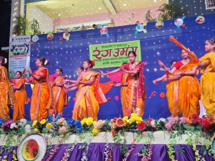 गीत-नृत्य और नाटक की प्रस्तुति बच्चों ने दी:  रंग-उमंग कार्यशाला का समापन, मोबाइल और फास्टफूड के प्रभाव को भी दर्शाया - Begusarai News