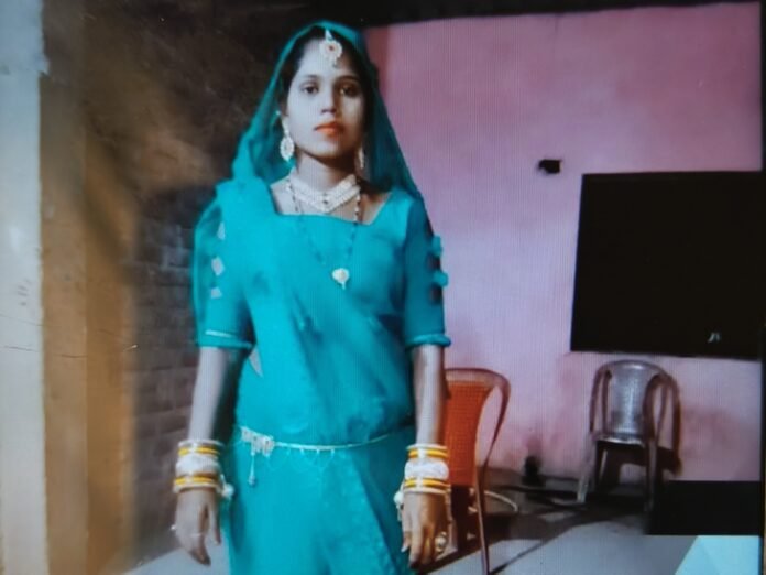 गुना में महिला ने फांसी लगाकर किया सुसाइड:  मायके पक्ष ने लगाया मारपीट का आरोप, गले और सीने पर चोट के निशान - Guna News