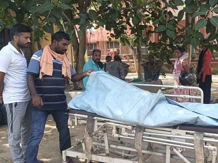 गुमला में पानी मांगने के बहाने महिला की हत्या:  आरोपी ने कुल्हाड़ी से तीन महिलाओं पर किया हमला, फिर कुएं में कूदा - Gumla News
