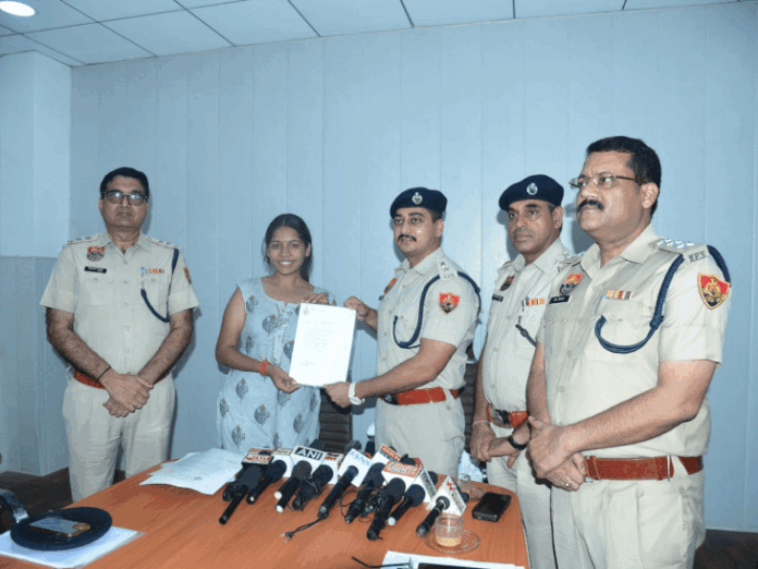 गुरुग्राम में ट्रैफिक पुलिस से चालान नहीं सलाम मिलेगा:  ओला उबर के ड्राइवरों की दी जाएगी स्पेशल ट्रेनिंग, पांच ट्रैफिक हीरो का सम्मान - gurugram News