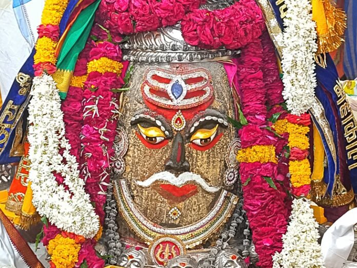 गुरुवार भस्म आरती दर्शन:  जटाधारी भगवान महाकाल का त्रिपुण्ड, आभूषण और रजत मुकुट अर्पित कर राजा स्वरूप में श्रृंगार - Ujjain News