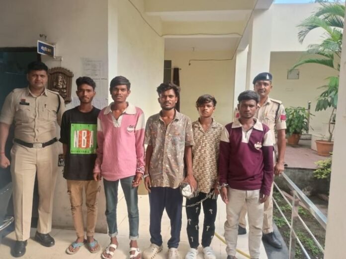 गैरेज के सामने पार्किंग करने से मना करने पर मारपीट:  रायपुर में नाबालिग समेत 5 लड़कों ने किया हमला, युवक को मारा चाकू - Raipur News