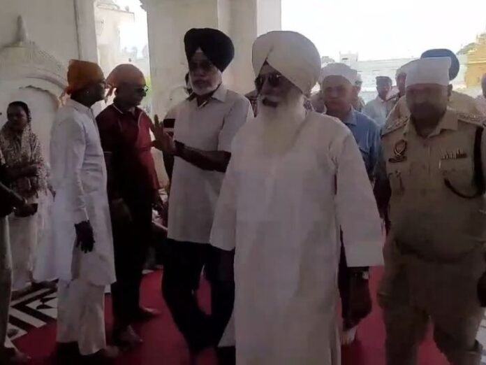 गोल्डन टेंपल पहुंचे डेरा ब्यास प्रमुख:  बाबा गुरिंदर सिंह ढिल्लों ने की गुरबाणी श्रवण, सबके कल्याण की प्रार्थना, मीडियो से बनाई दूरी - Amritsar News