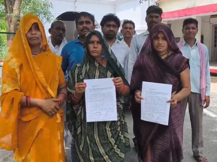 ग्राम प्रधान पर भ्रष्टाचार और धमकी के आरोप:  मनरेगा में अनियमितता, शिकायत करने वालों को फर्जी मुकदमों में फंसाने की धमकी - Jalaun News