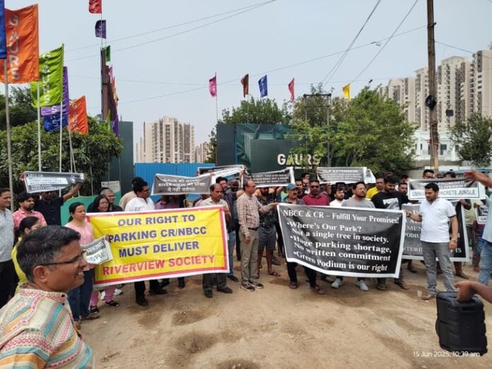 ग्रेटर नोएडा में आम्रपाली रिवर व्यू के निवासियों का विरोध:  पार्किंग, क्लब हाउस समेत कई सुविधाओं की मांग, NBCC पर लापरवाही का आरोप - Noida (Gautambudh Nagar) News