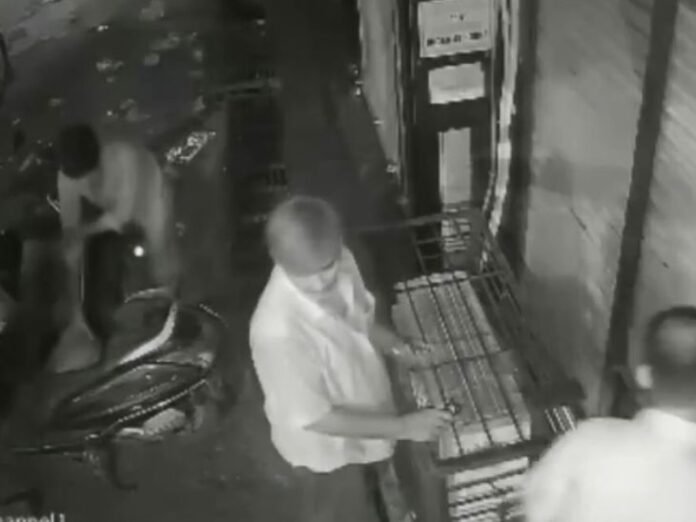 ग्वालियर में एक्टिवा की डिक्की से बैग चोरी का वीडियो:  व्यापारी का मोबाइल ट्रेस किया तो रास्ते में पड़ा मिला, गायब थे रुपए - Gwalior News