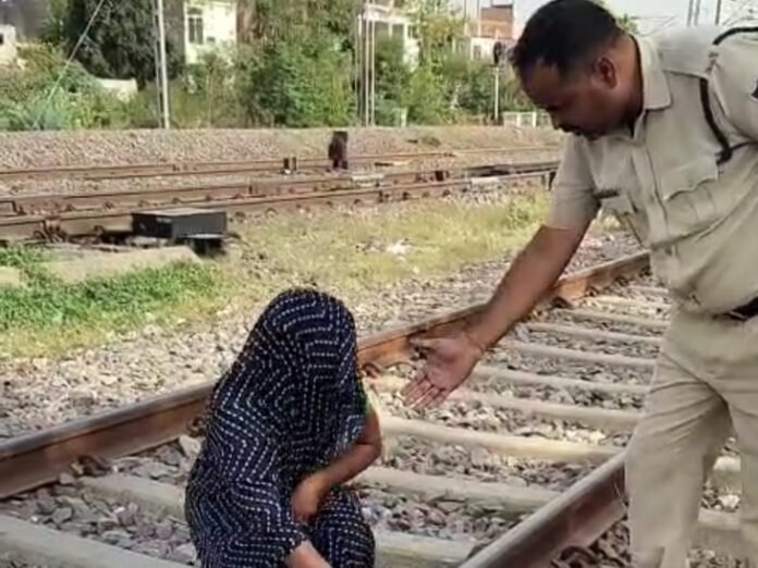 ग्वालियर में रेलवे ट्रैक पर जान देने पहुंची महिला:  भैया-भाभी के सामने पति ने किया था अपमानित; पुलिस ने बचाया - Gwalior News
